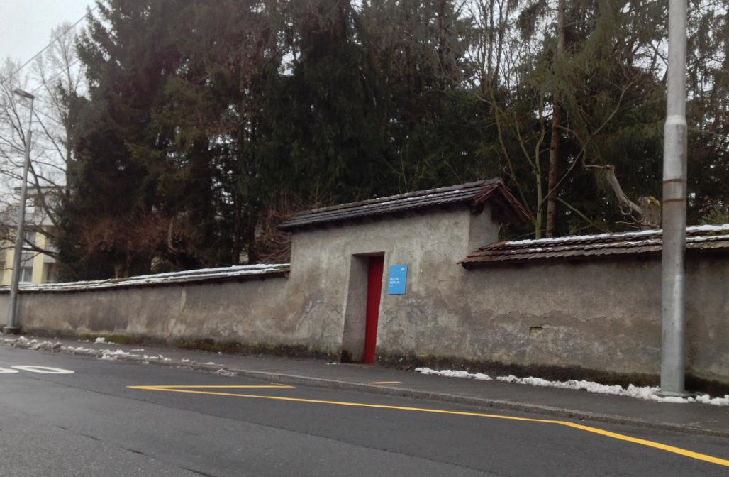 Keine Werbebanner an der Klostermauer