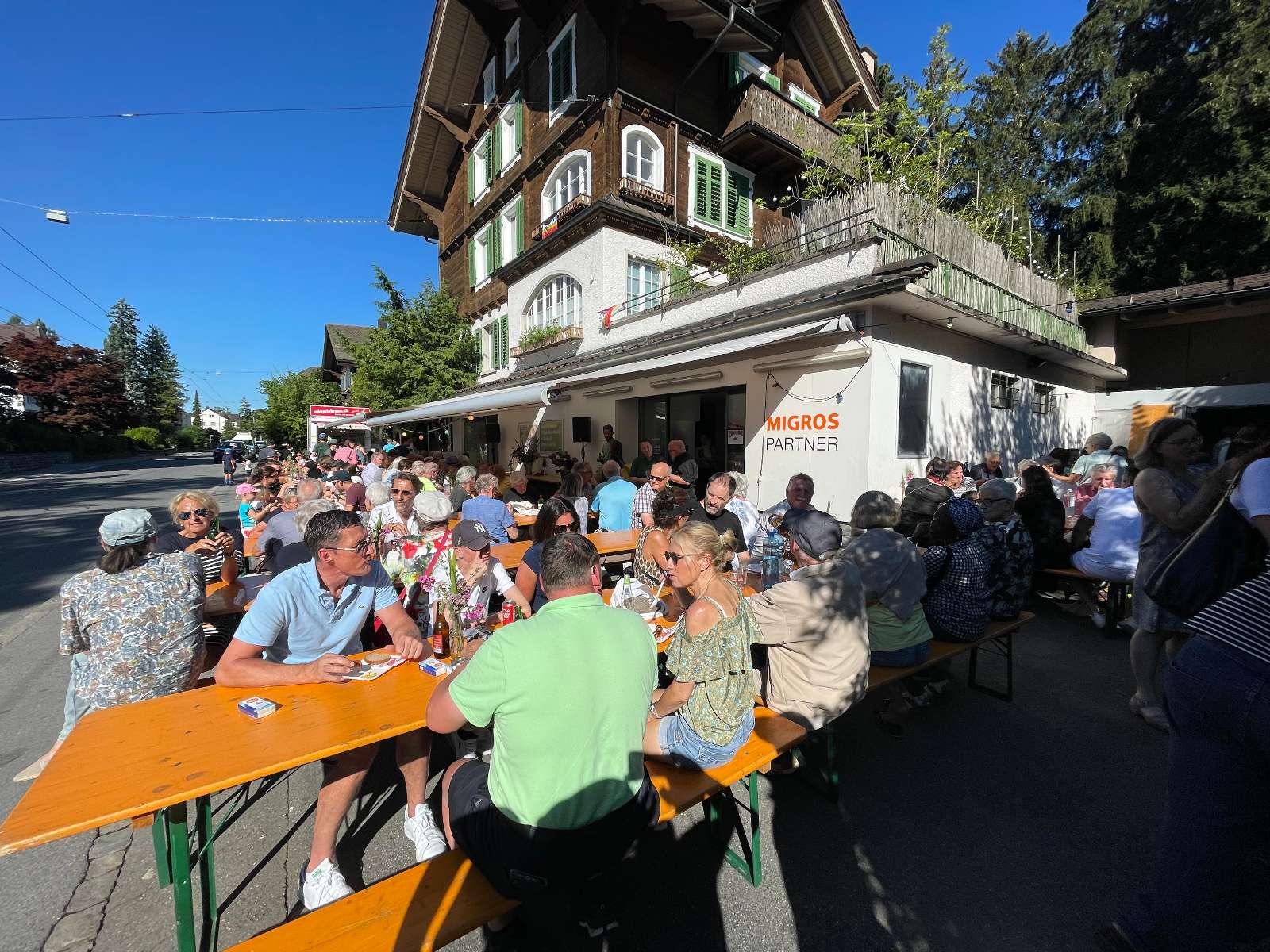 Grossaufmarsch beim Abschiedsfest