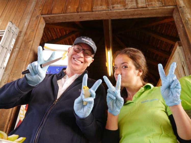 Schnetzelten den ganzen Morgen Früchte: Harald und Jasmin