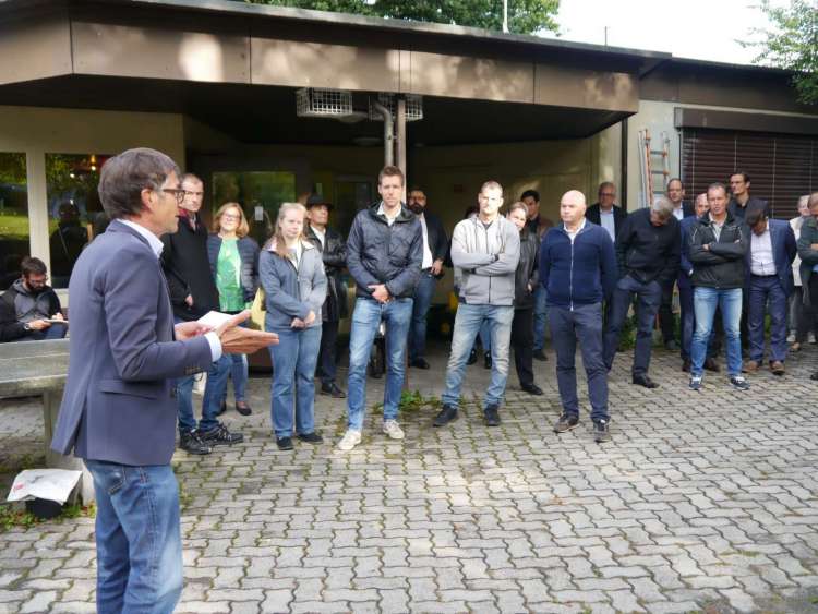 Peter Bischof, Geschäftsführer der Katholischen Kirchgemeinde Luzern, begrüsst die Gäste.