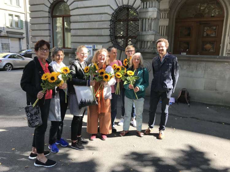 Die Petitionäre vor dem Luzerner Stadthaus.