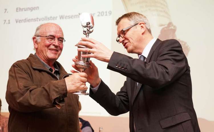 Guido Bühlmann erhält den Pokal von Präsident Peter Frei.