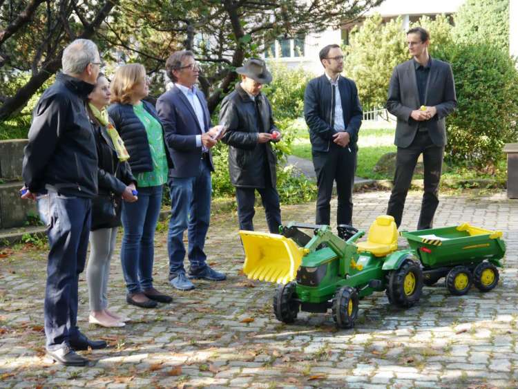 Vertreter der Katholischen Kirche und der Baukommission beim Spatenstich.